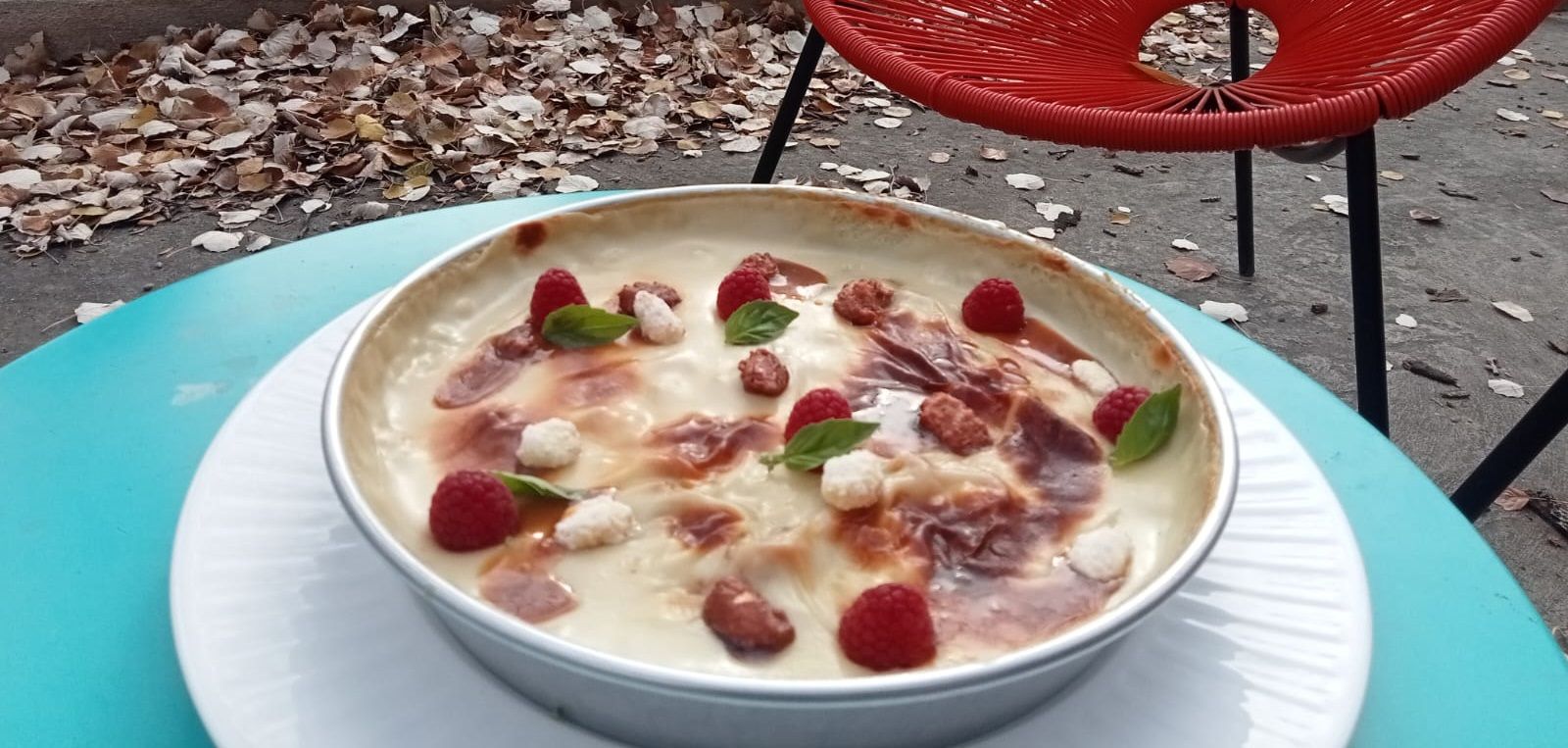 Paella dulce de frambuesas con leche de coco, caramelo y almendras garrapiñadas · El Bosque de Bruba