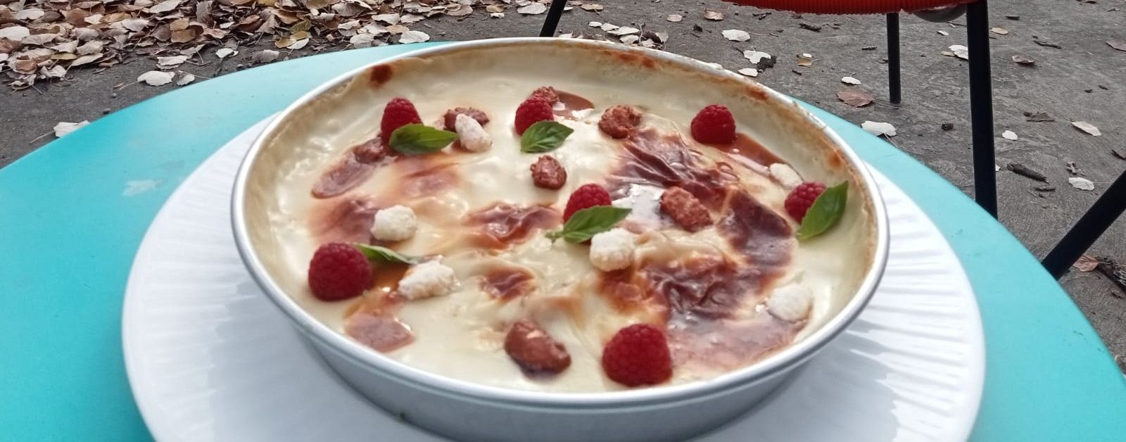 Paella dulce de frambuesas con leche de coco, caramelo y almendras garrapiñadas · El Bosque de Bruba